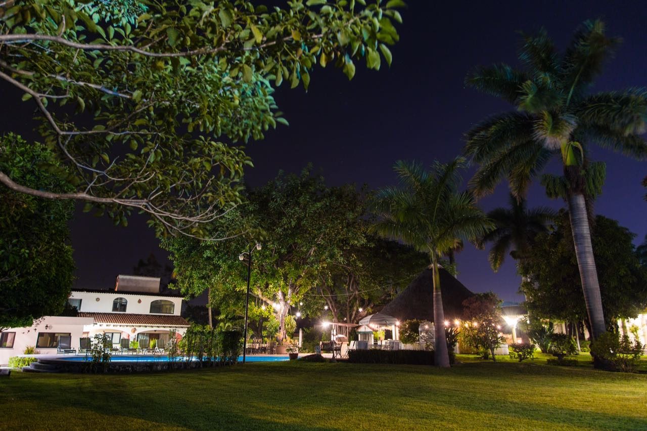 Foto principal — fachada y jardín al atardecer